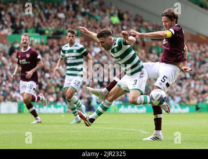 Peter Haring (a destra), il cuore del Midlothian, sfida Greg Taylor di Celtic durante la partita Cinch Premiership al Celtic Park, Glasgow. Data immagine: Domenica 21 agosto 2022. Foto Stock