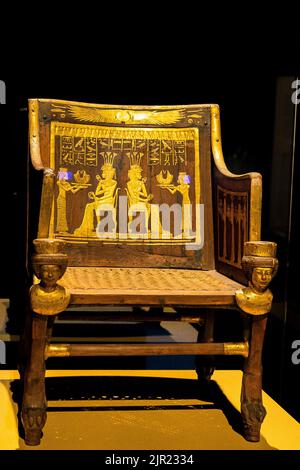 Egitto, Cairo, Museo Egizio, dalla tomba di Yuya e Thuya a Luxor : sedia in legno, con decorazioni intonacate e dorate. I piedi sono zampe di leone. Foto Stock