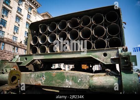 KIEV, UCRAINA - 21 agosto 2022: Parata prima della Giornata indipendente dell'Ucraina con primo piano delle attrezzature militari distrutte degli invasori russi nel Foto Stock