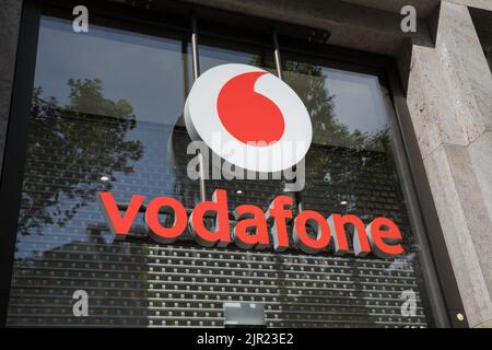 Berlino, Germania. 21st ago, 2022. Storefront di Vodafone a Berlino, situato a Kurfuerstendamm il 21 agosto 2022. (Foto di Michael Kuenne/PRESSCOV/Sipa USA) Credit: Sipa USA/Alamy Live News Foto Stock