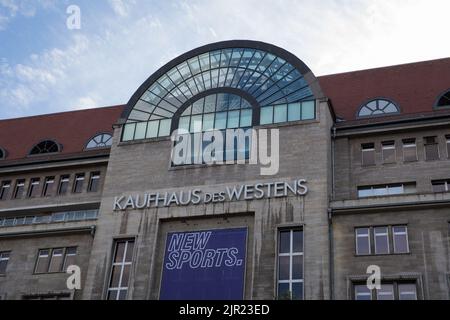 Berlino, Germania. 21st ago, 2022. Edificio di Kaufhaus des Westens, KaDeWe, a Berlino il 21 agosto 2022. (Foto di Michael Kuenne/PRESSCOV/Sipa USA) Credit: Sipa USA/Alamy Live News Foto Stock