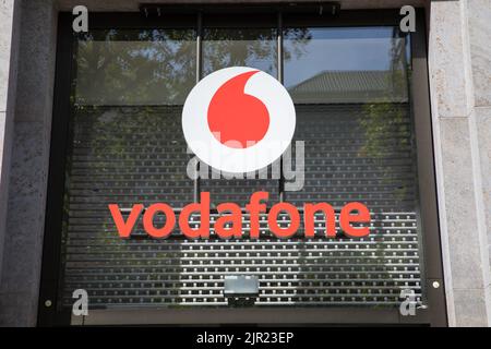 Berlino, Germania. 21st ago, 2022. Storefront di Vodafone a Berlino, situato a Kurfuerstendamm il 21 agosto 2022. (Foto di Michael Kuenne/PRESSCOV/Sipa USA) Credit: Sipa USA/Alamy Live News Foto Stock