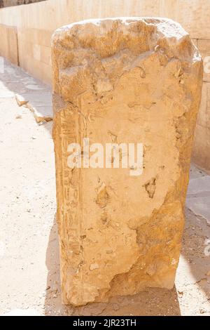 Egitto, Saqqara, tomba di Horemheb, seconda corte, questo blocco porta una linea geroglifica di una stela nelle vicinanze, come se un cast inaspettato è stato fatto. Foto Stock