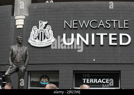 Una vista generale della statua di Sir Bobby Robson fuori terra prima della partita della Premier League tra Newcastle United e Manchester City al St. James's Park, Newcastle, domenica 21st agosto 2022. (Credit: Robert Smith | NOTIZIE MI) Credit: NOTIZIE MI & Sport /Alamy Live News Foto Stock