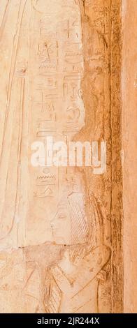 Egitto, Saqqara, tomba di Horemheb, stanza della statua, testo per uno scriba dietro Horemheb. Foto Stock
