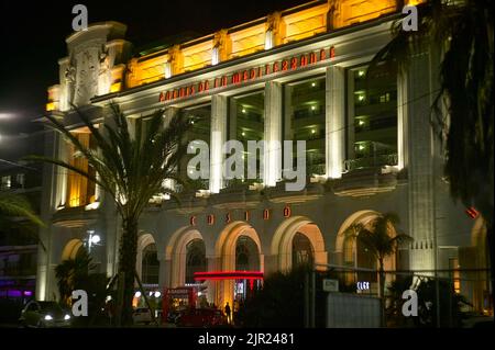 Nizza, Francia 20 agosto 2022: Bel casinò di notte di tiro con tutta la sua illuminazione delineando le linee e le forme. Foto Stock