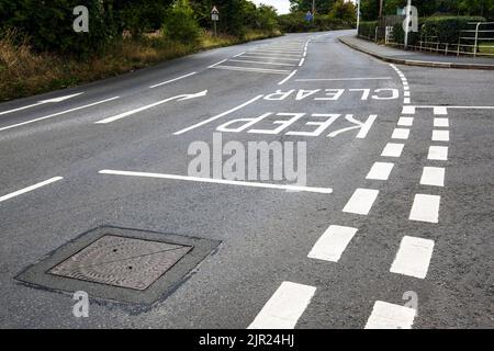 Un sacco di linee stradali bianche dipinte su asfalto UK Foto Stock