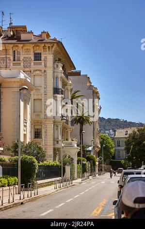 Nizza, Francia 20 agosto 2022: Strada di Nizza con alcuni palazzi barocchi tipici di questa città in una giornata di sole. Foto Stock