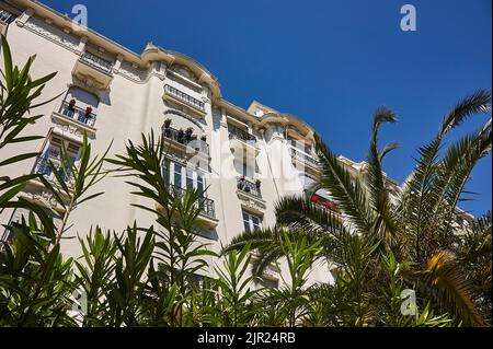 Nizza, Francia 20 agosto 2022: Un tipico palazzo illuminato dal sole della Costa azzurra in Francia. Foto Stock