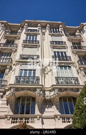 Nizza, Francia 20 agosto 2022: Esempio di edificio in stile barocco sulle finestre a tre piani ben decorate e balconi con numerose decorazioni t Foto Stock