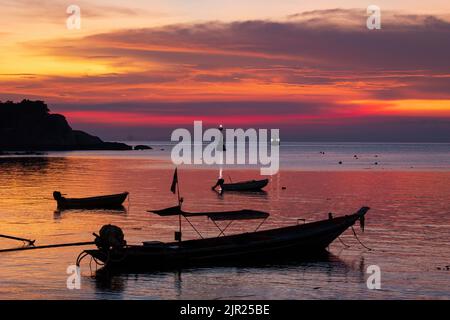 Coloratissimo scenario crepuscolo sul mare nell'isola di Kho Tao, Thailandia Foto Stock