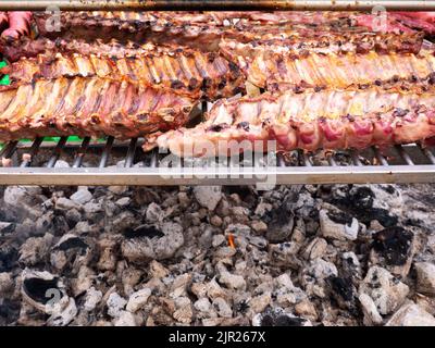 Rastrelliere arrostite di costolette di maiale alla griglia al carbone. Apri il barbecue fife. Foto Stock