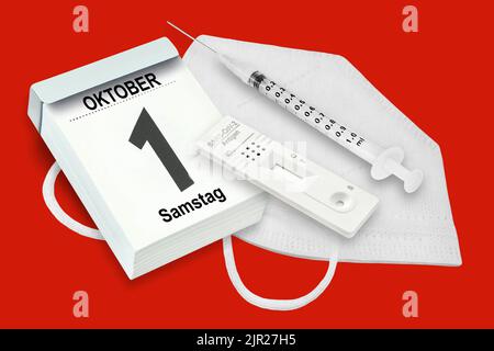 Calendario tedesco 2022 ottobre 1 Sabato con antigene Test, FFP2 maschera e vaccinazione su sfondo rosso Foto Stock