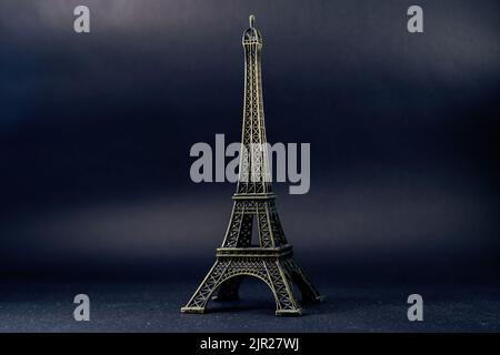 Un primo piano di una miniatura metallica della Torre Eiffel in uno studio fatto in casa Foto Stock