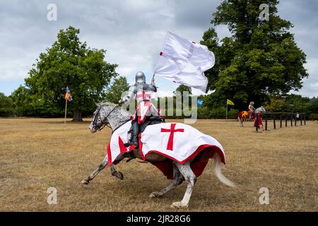 Chalfont, Regno Unito. 21 agosto 2022. Un re-attore come cavaliere corazzato porta in vita le scene dal tempo di Enrico VIII durante un torneo medievale di giostra al Chiltern Open Air Museum. Il museo racconta la storia della zona dei Chilterns attraverso la conservazione di edifici storici, paesaggi e cultura. Credit: Stephen Chung / Alamy Live News Foto Stock