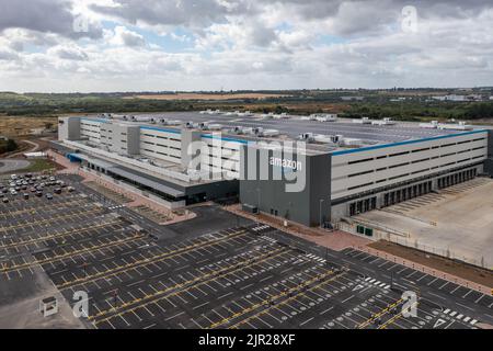 LEEDS, REGNO UNITO - 19 AGOSTO 2022. Vista aerea di un grande magazzino di distribuzione Amazon prime al Gateway 45 vicino all'autostrada M1 a Leeds, Regno Unito Foto Stock