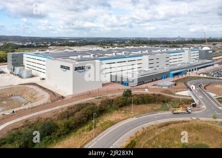 LEEDS, REGNO UNITO - 19 AGOSTO 2022. Vista aerea di un grande magazzino di distribuzione Amazon prime al Gateway 45 vicino all'autostrada M1 a Leeds, Regno Unito Foto Stock