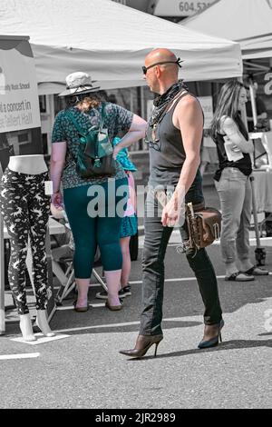 Uomo che indossa una custodia in pelle e uno stile da donna, scarpe con tacco alto, Arts Alive Festival, Downtown Langley, British Columbia, Canada Foto Stock