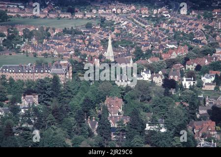 Guardando su Avenue Road e Barnard's Green, Great Malvern nel 1976 Foto Stock