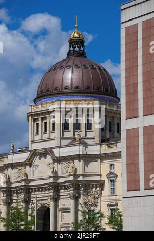 Berlino, Germania. 15th luglio, 2022. Il Palazzo della Città (l) con il Forum Humboldt si può vedere dietro l'ex sede ufficiale del Consiglio di Stato della RDT. L'edificio del Consiglio di Stato di Schlossplatz 1 è ora una scuola privata per le imprese. La posa della prima pietra per il nuovo palazzo con tre facciate barocche dell'antico palazzo di Berlino si è svolta il 12 giugno 2013. Il Forum Humboldt è stato aperto il 16.12.2020. Credit: Soeren Stache/dpa/Alamy Live News Foto Stock