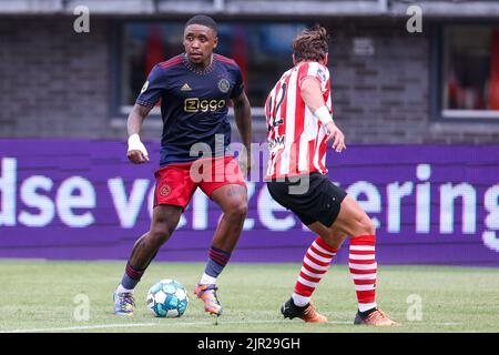 ROTTERDAM, PAESI BASSI - 21 AGOSTO: Steven Bergwijn di Ajax e Dirk Abels di Sparta Rotterdam durante la partita olandese di Eredivie tra Sparta Rotterdam e Ajax allo stadio Het Kasteel il 21 agosto 2022 a Rotterdam, Paesi Bassi (Foto di Herman Dingler/Orange Pictures) Foto Stock