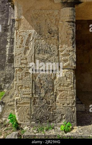 Stele con iscrizioni maya in Chichen Itza particolare Foto Stock