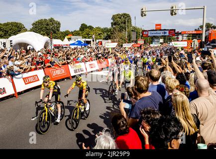 BREDA - i piloti attraversano il traguardo sotto l'occhio vigile di molti spettatori durante la terza fase della Vuelta a Espana. La terza tappa della Vuelta inizia e termina a Breda. ANP SEM VAN DER WAL Foto Stock