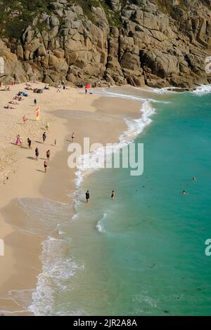 Porthcurno, Regno Unito, 2020 settembre: Vista della spiaggia di Porthcurno in Cornovaglia dal South West Coast Path. Foto Stock