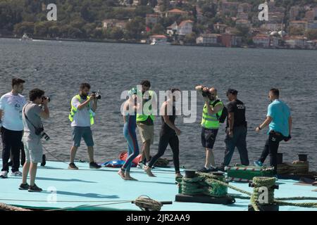 Istanbul, Turchia. 21st ago, 2022. I nuotatori gareggiano durante la gara di nuoto Cross-Continental Bogazici del Bosforo del 2022. Quasi 2400 atleti competono da 5 continenti diversi nella corsa di 6,5 chilometri dal lato asiatico al lato europeo di Istanbul che attraversa lo stretto del Bosforo. (Foto di Nicholas Muller/SOPA Images/Sipa USA) Credit: Sipa USA/Alamy Live News Foto Stock