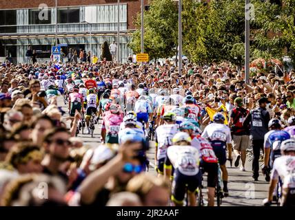 BREDA - i piloti attraversano il traguardo sotto l'occhio vigile di molti spettatori durante la terza fase della Vuelta a Espana. La terza tappa della Vuelta inizia e termina a Breda. ANP SEM VAN DER WAL Foto Stock