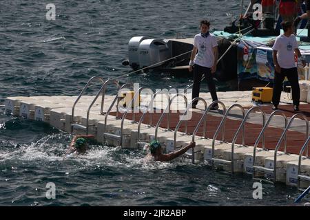 Istanbul, Turchia. 21st ago, 2022. I nuotatori gareggiano durante la gara di nuoto Cross-Continental Bogazici del Bosforo del 2022. Quasi 2400 atleti competono da 5 continenti diversi nella corsa di 6,5 chilometri dal lato asiatico al lato europeo di Istanbul che attraversa lo stretto del Bosforo. (Foto di Nicholas Muller/SOPA Images/Sipa USA) Credit: Sipa USA/Alamy Live News Foto Stock