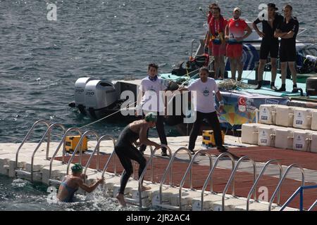 Istanbul, Turchia. 21st ago, 2022. I nuotatori gareggiano durante la gara di nuoto Cross-Continental Bogazici del Bosforo del 2022. Quasi 2400 atleti competono da 5 continenti diversi nella corsa di 6,5 chilometri dal lato asiatico al lato europeo di Istanbul che attraversa lo stretto del Bosforo. (Foto di Nicholas Muller/SOPA Images/Sipa USA) Credit: Sipa USA/Alamy Live News Foto Stock