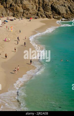 Porthcurno, Regno Unito, 2020 settembre: Vista della spiaggia di Porthcurno in Cornovaglia dal South West Coast Path. Foto Stock