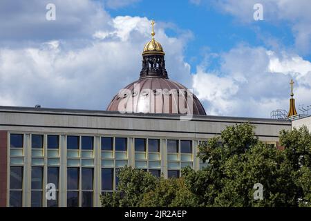 Berlino, Germania. 15th luglio, 2022. Il Palazzo della Città (M) con il Forum Humboldt si può vedere dietro l'ex sede ufficiale del Consiglio di Stato della RDT. L'edificio del Consiglio di Stato di Schlossplatz 1 è ora una scuola privata per le imprese. La posa della prima pietra per il nuovo palazzo con tre facciate barocche dell'antico palazzo di Berlino si è svolta il 12 giugno 2013. Il Forum Humboldt è stato aperto il 16.12.2020. Credit: Soeren Stache/dpa/Alamy Live News Foto Stock