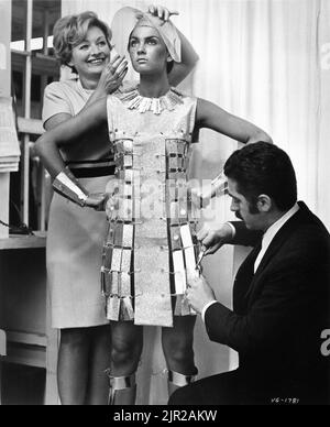 Costume Designer JULIE HARRIS e Fashion Designer PACO RABBANE regolare il costume per CAROLINE MUNRO (come una guardia non accreditata) nel James Bond spoof CASINO ROYALE 1967 registi VAL GUEST ecc UK-USA co-produzione famosi Artisti produzioni / Columbia Pictures Foto Stock