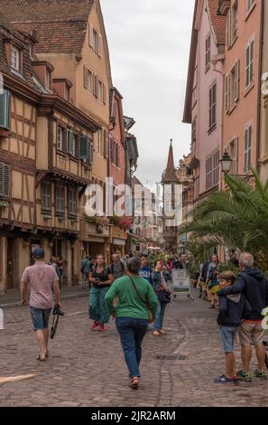 Persone in una strada pedonale nel centro storico di Colmar, Alsazia, Francia Foto Stock