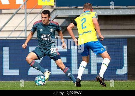 WAALWIJK - (lr) Oussama Idrissi di Feyenoord, Julian Lelieveld di RKC Waalwijk durante la partita olandese di Eredivie tra RKC Waalwijk e Feyenoord Rotterdam al Mandemakers Stadium il 21 agosto 2022 a Waalwijk, Paesi Bassi. ANP JEROEN PUTMANS Foto Stock