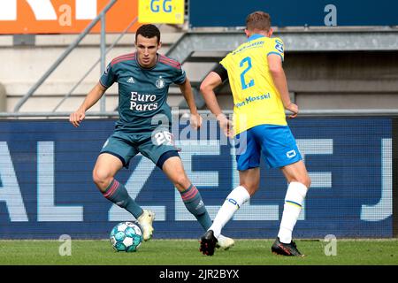 WAALWIJK - (lr) Oussama Idrissi di Feyenoord, Julian Lelieveld di RKC Waalwijk durante la partita olandese di Eredivie tra RKC Waalwijk e Feyenoord Rotterdam al Mandemakers Stadium il 21 agosto 2022 a Waalwijk, Paesi Bassi. ANP JEROEN PUTMANS Foto Stock