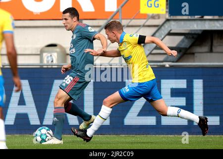 WAALWIJK - (lr) Oussama Idrissi di Feyenoord, Julian Lelieveld di RKC Waalwijk durante la partita olandese di Eredivie tra RKC Waalwijk e Feyenoord Rotterdam al Mandemakers Stadium il 21 agosto 2022 a Waalwijk, Paesi Bassi. ANP JEROEN PUTMANS Foto Stock