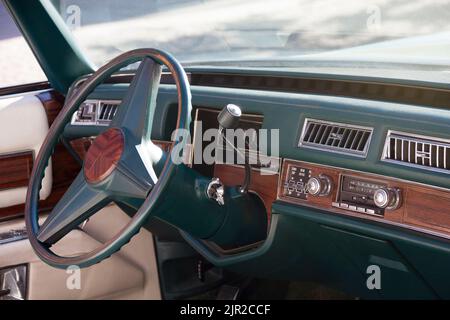 Volante, cruscotto e interni di un'auto classica americana. Primo piano. Foto Stock