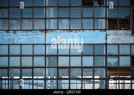 Facciata in vetro rotto vecchio, industriale, abbandonato fabbrica edificio Foto Stock