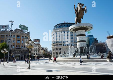 La con la Grecia contesta la statua gigante di Alessandro il Grande ( “guerriero equestre”) nella piazza “Macedonia” a Skopje, capitale della Macedonia settentrionale, Foto Stock