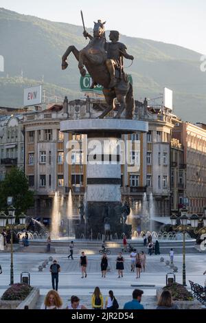 La con la Grecia contesta la statua gigante di Alessandro il Grande ( “guerriero equestre”) nella piazza “Macedonia” a Skopje, capitale della Macedonia settentrionale, Foto Stock