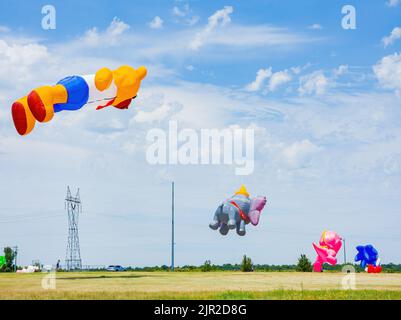 Vista soleggiata di alcuni aquiloni che volano nell'evento LibertyFest KiteFest Foto Stock