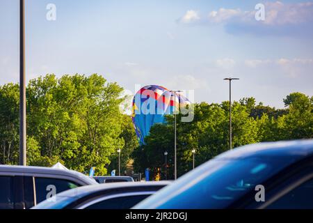 Oklahoma, 12 2022 AGOSTO - Ballon ad aria calda che si alza nell'evento Firelake Firelight Balloon Festival Foto Stock