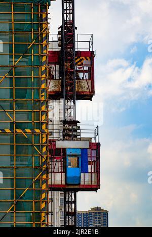 Primo piano dell'ascensore per lavori temporanei utilizzato in cantiere Foto Stock