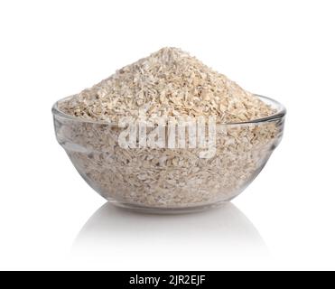 Crusca di grano in una ciotola di vetro isolata su bianco. Foto Stock