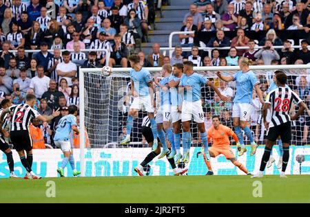 Il Kieran Trippier (a sinistra) di Newcastle United segna il terzo goal della partita durante la partita della Premier League al St. James' Park, Newcastle. Data immagine: Domenica 21 agosto 2022. Foto Stock