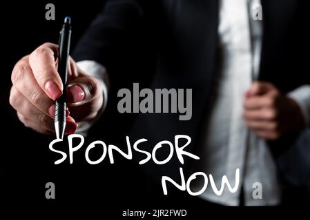 Testo che mostra l'ispirazione Sponsor ora. Foto concettuale pagare o investire in progetto senza profitto indietro per voi Businesswoman che punta importante Foto Stock