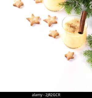 Tradizionale drink di Natale in bicchieri, biscotti stelle sul bianco. Bevande fatte in casa durante le vacanze e dolci natalizi. Accogliente Natale. Scatto quadrato. Foto Stock